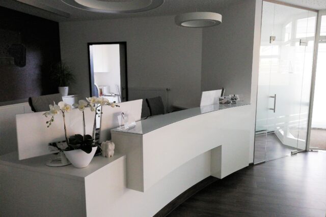 topmoderne, große 9-10 Stuhl- Praxis mit DVT und OP Großraum Wiesbaden