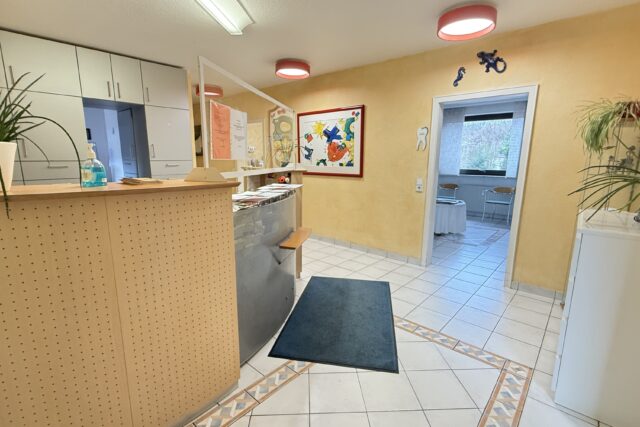 schein-und gewinnstarke 2-4 Stuhl Praxis im Raum Saarbrücken