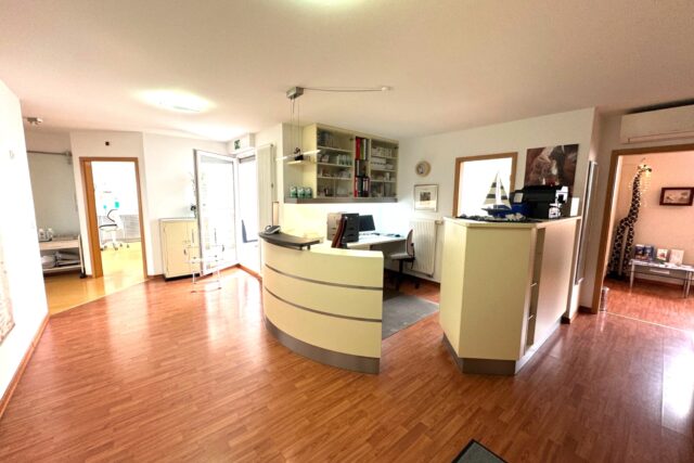 Frankfurt-südöstlicher Stadtteil: in 1A- Lage: barrierefreie, volldigitale 3-Stuhl- Praxis