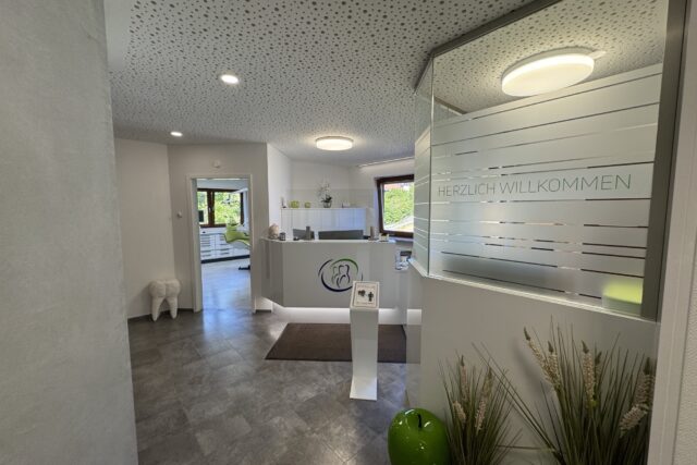 Topmoderne, klimatisierte 4-Stuhl Praxis mit Cerec Prime im Raum Ludwigsburg