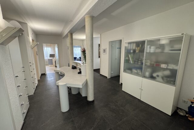 Raum Heilbronn: topmoderne volldigitale klimatisierte 3-4 Stuhl Praxis mit Wohnimmobilie